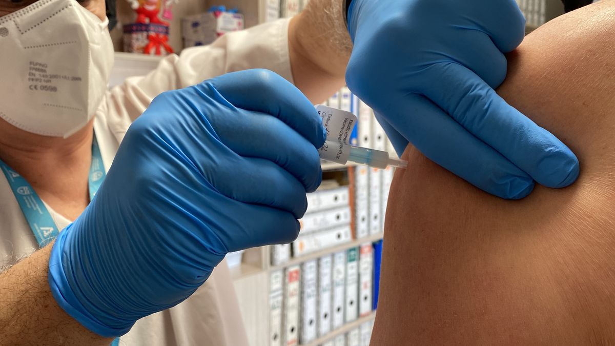 Un sanitario inocula a un voluntario la vacuna de Hipra.