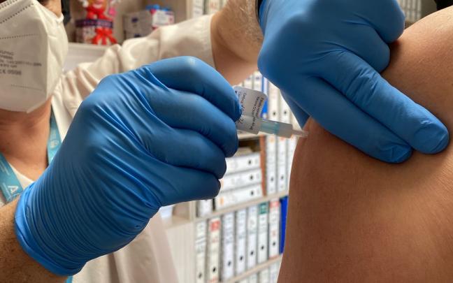 Un sanitario inocula a un voluntario la vacuna de Hipra.