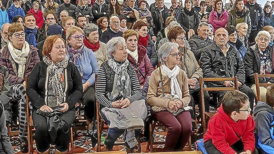 El salón de actos se llenó de vecinos y vecinas de Améscoa.