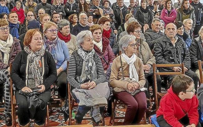 El salón de actos se llenó de vecinos y vecinas de Améscoa. El salón de actos se llenó de vecinos y vecinas de Améscoa.