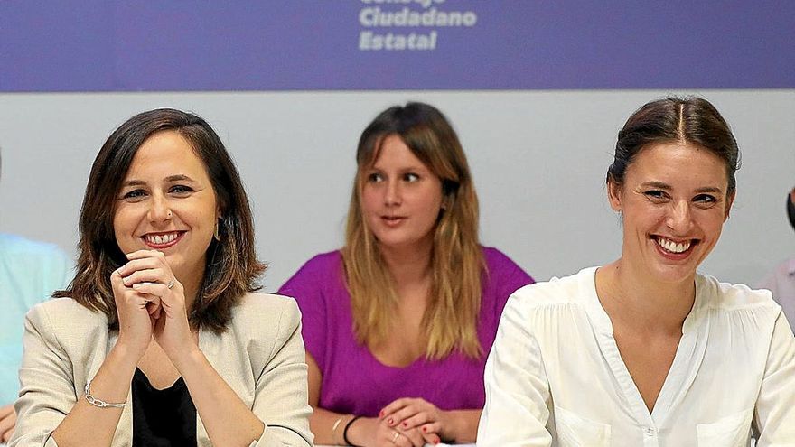 Ione Belarra e Irene Montero, ayer en el cónclave que celebró Podemos. | FOTO: E. P.