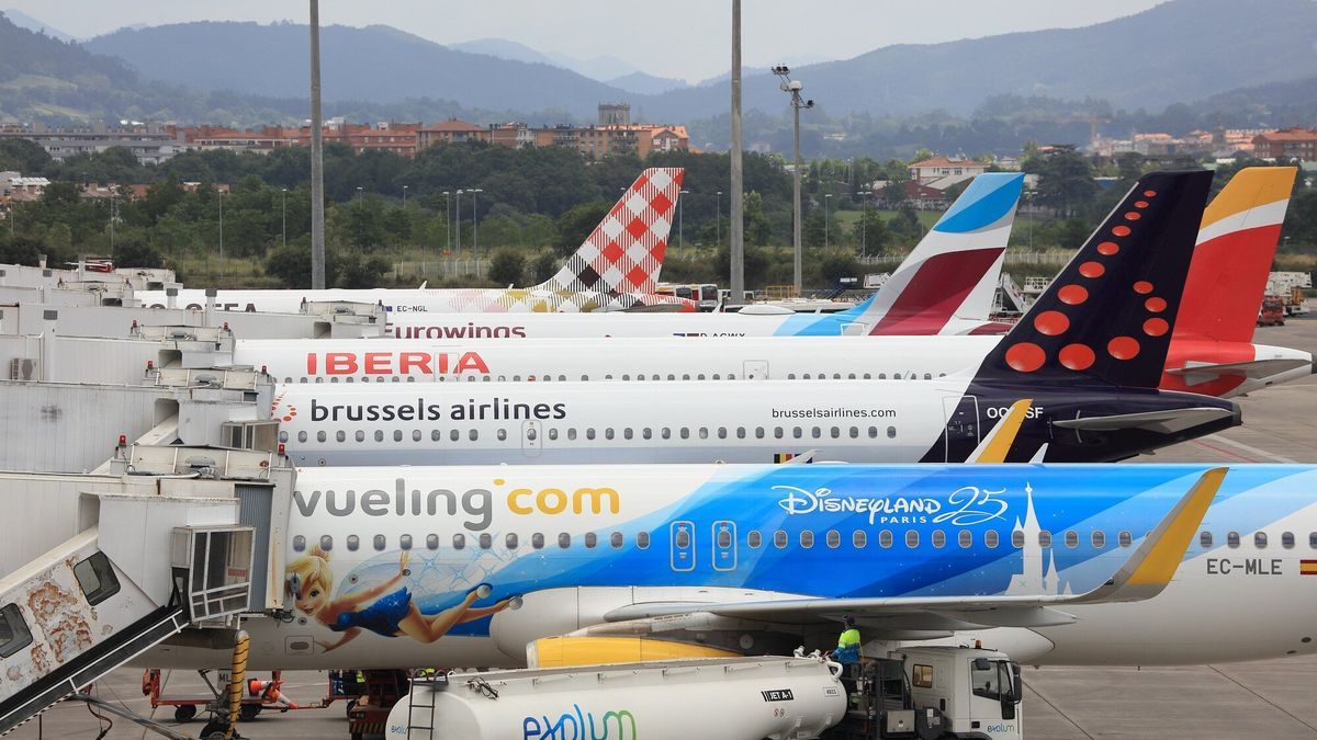 Varios aviones de diferentes aerolíneas esperan pasajeros desde las pasarelas de La Paloma el pasado mes de julio.