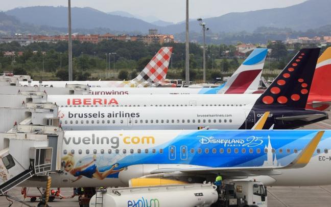 Varios aviones de diferentes aerolíneas esperan pasajeros desde las pasarelas de La Paloma el pasado mes de julio. Varios aviones de diferentes aerolíneas esperan pasajeros desde las pasarelas de La Paloma el pasado mes de julio.
