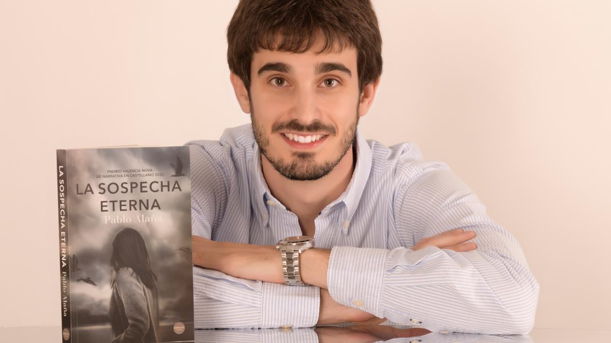 El autor junto a un ejemplar de su debut literario.