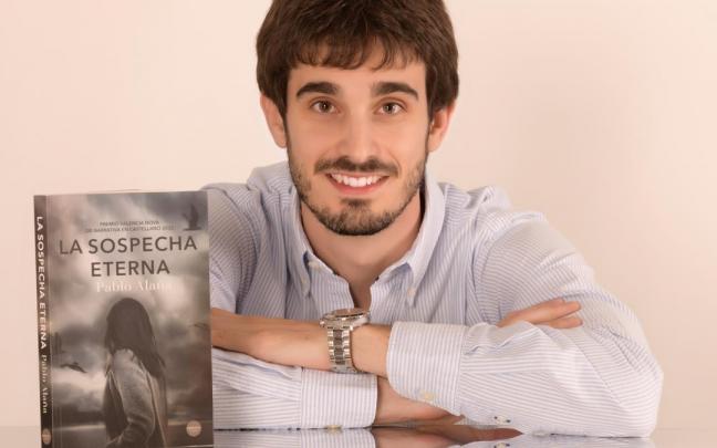 El autor junto a un ejemplar de su debut literario.