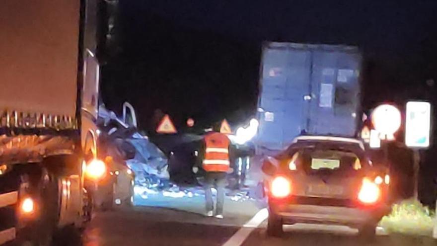 En el siniestroque ha tenido lugar a las 7.50 horas se han visto implicados un camión y una furgoneta