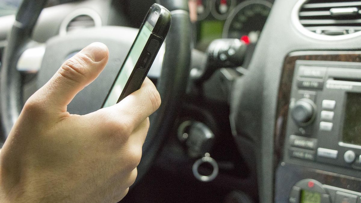 La renovada Ley de Tráfico persigue evitar distracciones con el teléfono móvil, que causan u tercio de los accidente con el coche.