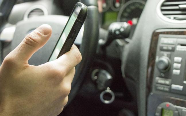 La renovada Ley de Tráfico persigue evitar distracciones con el teléfono móvil, que causan u tercio de los accidente con el coche. La renovada Ley de Tráfico persigue evitar distracciones con el teléfono móvil, que causan u tercio de los accidente con el coche.