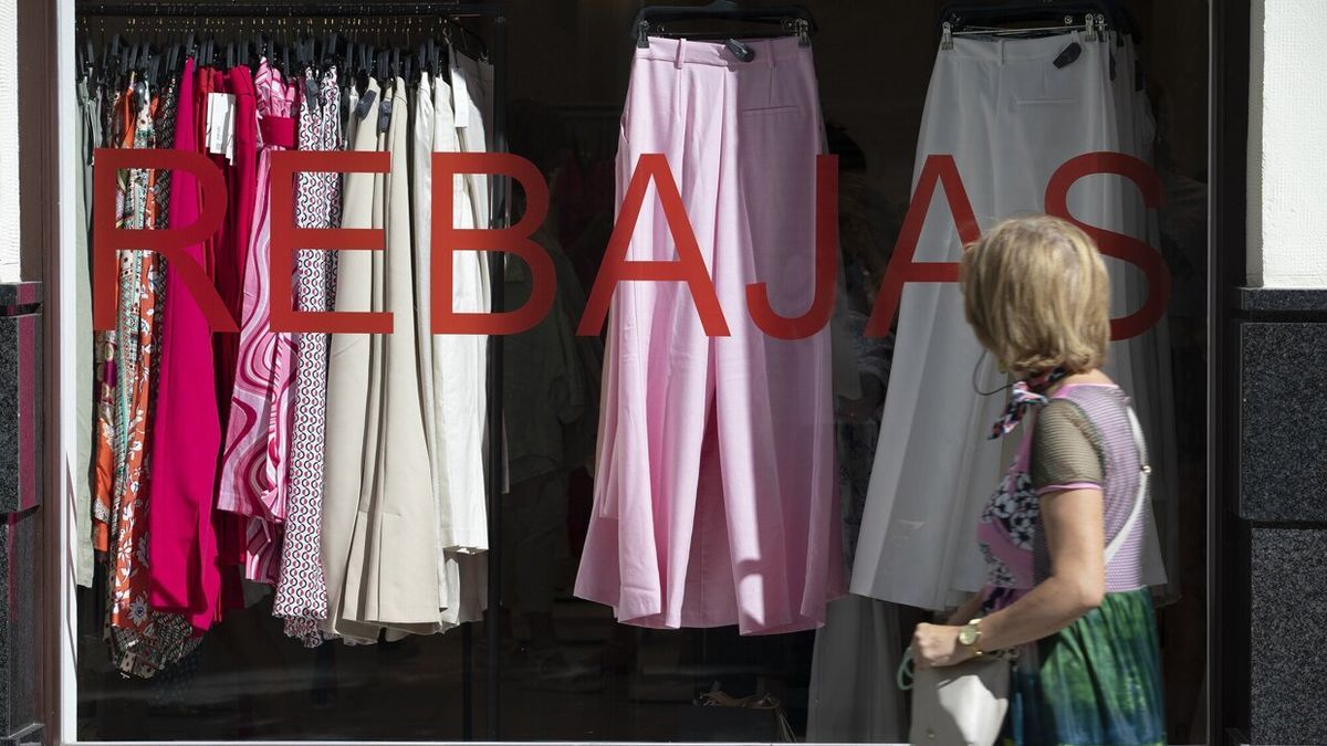 Un comercio anuncia las rebajas en Pamplona.