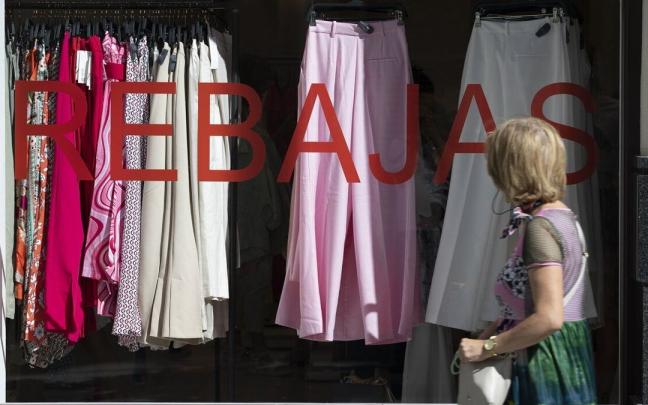 Un comercio anuncia las rebajas en Pamplona. Un comercio anuncia las rebajas en Pamplona.
