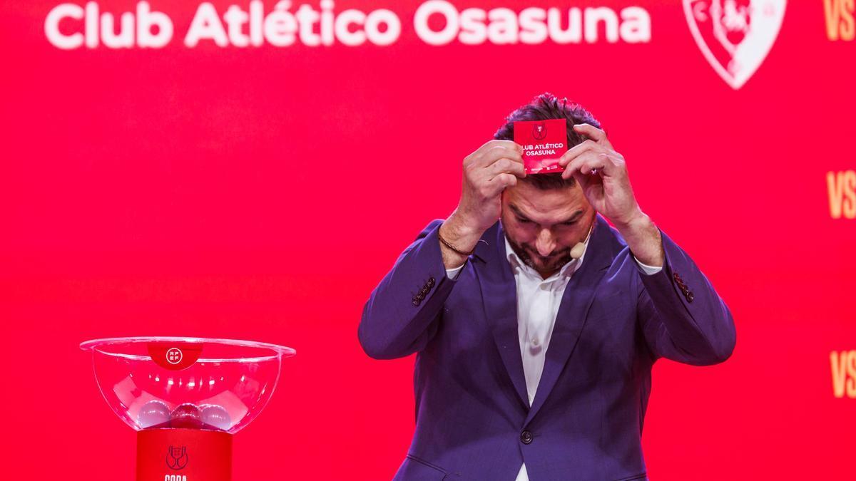 Ricardo muestra la papeleta con el nombre de Osasuna en el sorteo de Copa del Rey.