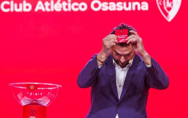 Ricardo muestra la papeleta con el nombre de Osasuna en el sorteo de Copa del Rey.