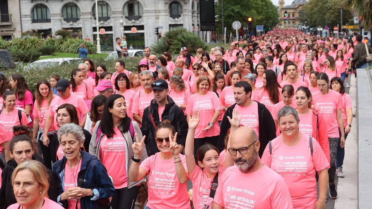 Una "marea rosa" de 4000 personas inunda Donostia