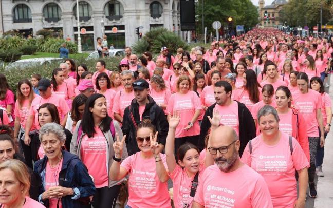Una "marea rosa" de 4000 personas inunda Donostia