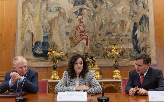 De izquierda a derecha, la vicerrectora de Investigaci&oacute;n y Sostenibilidad de la Universidad de Navarra, Paloma Grau; Richard Cornall, director del departamento de Medicina Cl&iacute;nica de la Universidad de Oxford y la rectora de la Universidad de