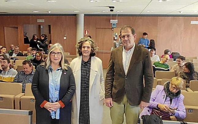 Carmen Puerta, Itziar Gómez e Íñigo Nagore, ayer en Estella. Carmen Puerta, Itziar Gómez e Íñigo Nagore, ayer en Estella.