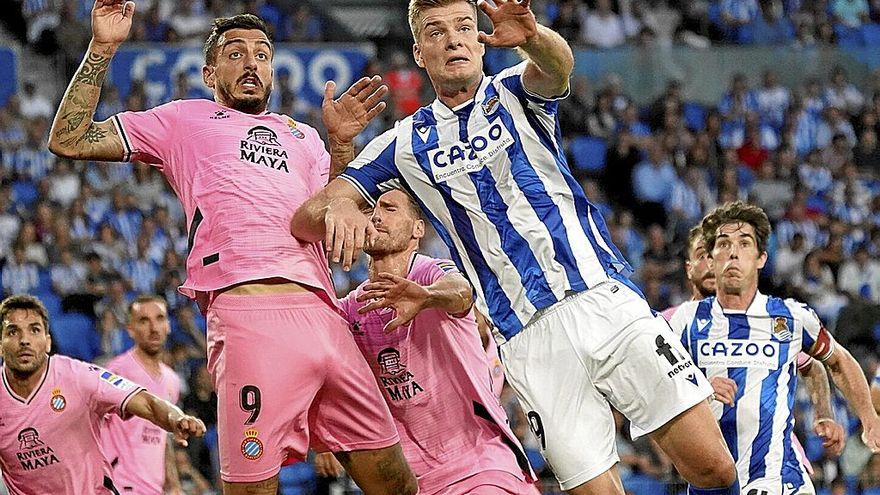 Alexander Sorloth, en un momento del partido de ayer en Anoeta saltando junto a Joselu a por un balón aéreo.