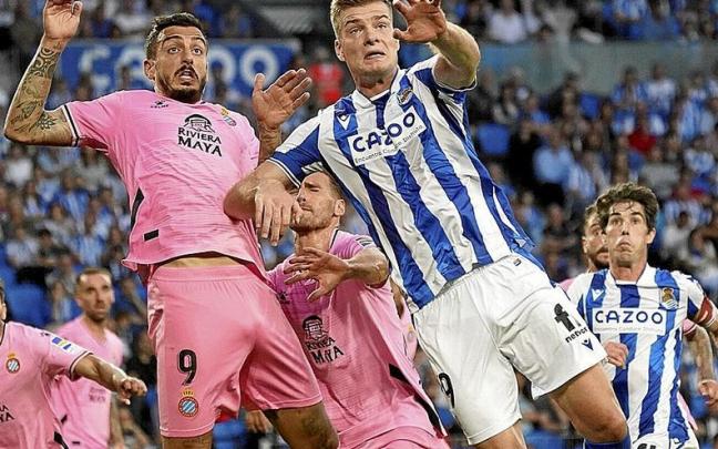 Alexander Sorloth, en un momento del partido de ayer en Anoeta saltando junto a Joselu a por un bal&oacute;n a&eacute;reo.