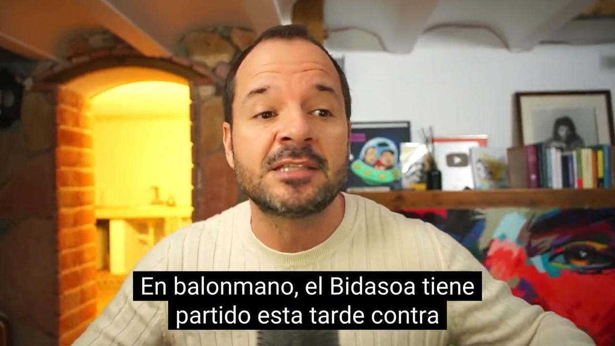 El presentador &Aacute;ngel Mart&iacute;n, durante el informativo de este martes.