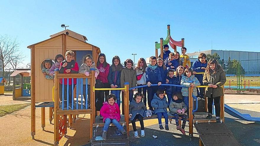 Los y las txikis del modelo de euskera en el parque del centro escolar.