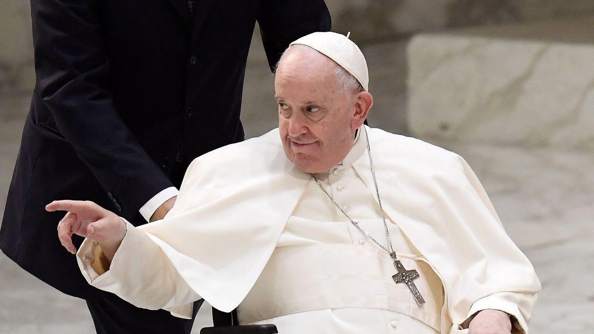 El Papa Francisco, en silla de ruedas en uno de sus últimos eventos.