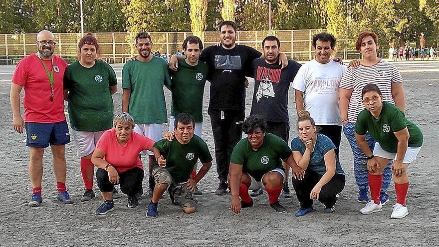 T&eacute;cnicos y jugadores, en un entrenamiento de la pasada semana. | FOTO: CEDIDA