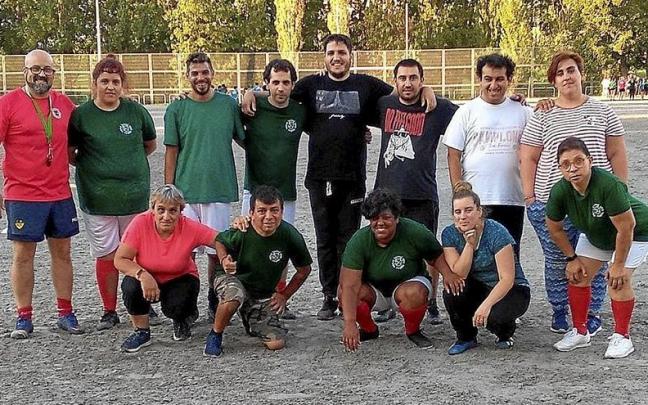 T&eacute;cnicos y jugadores, en un entrenamiento de la pasada semana. | FOTO: CEDIDA