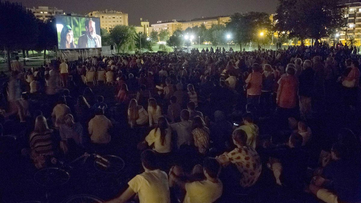 Público viendo la película "Ocho apellidos vascos", dentro de la programación de verano de cine al aire libre.