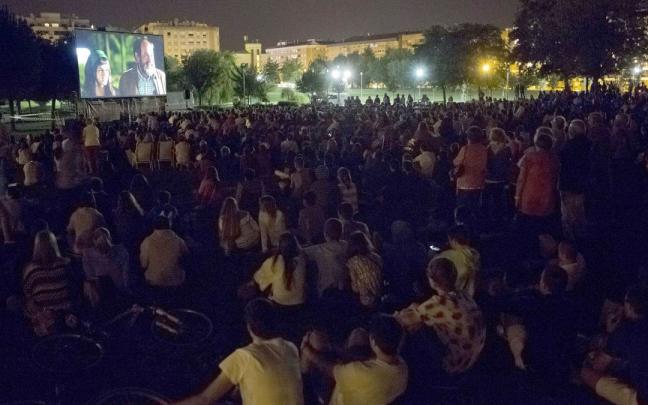 P&uacute;blico viendo la pel&iacute;cula "Ocho apellidos vascos", dentro de la programaci&oacute;n de verano de cine al aire libre.
