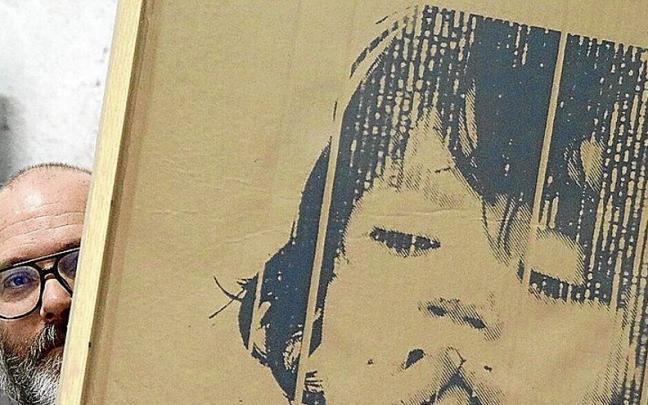 Guille Iraola, semitapado por una de sus creaciones.