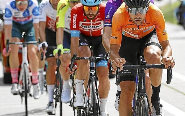 Mikel Iturria, con Okamika a su rueda. | FOTO: FUNDACIÓN EUSKADI /SPRINT CYCLING Mikel Iturria, con Okamika a su rueda. | FOTO: FUNDACIÓN EUSKADI /SPRINT CYCLING