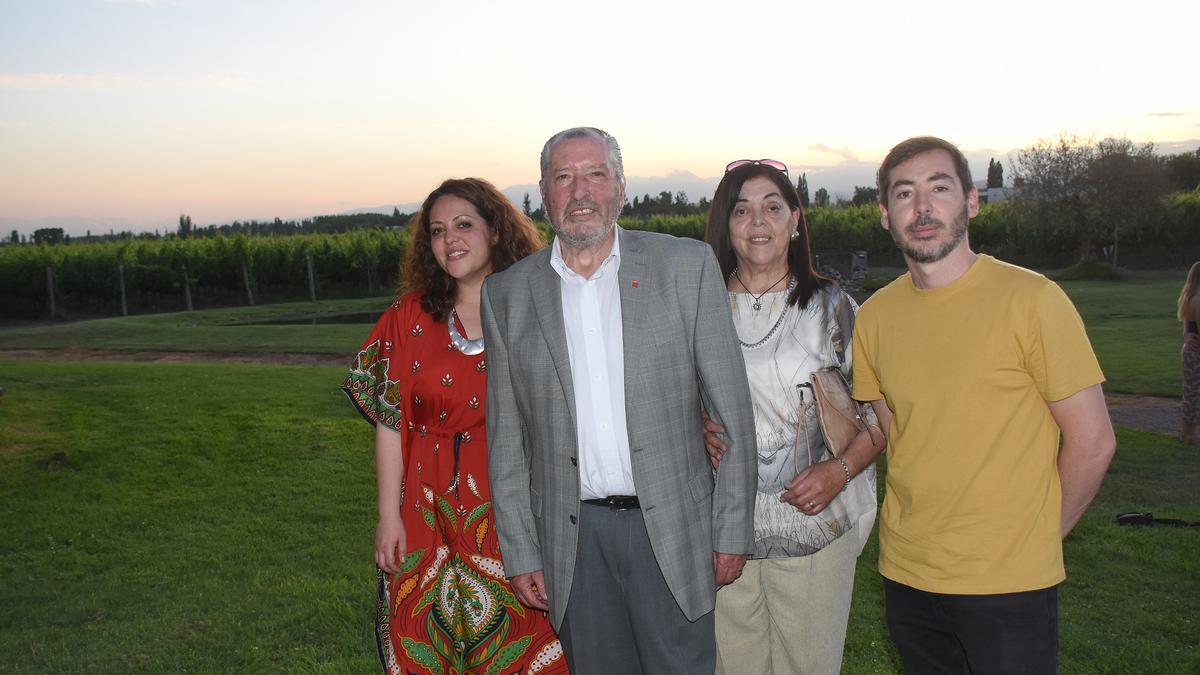 Juan Erice, con su padre Gonzalo y su madre Claudia Rubio y su hermana Victoria.