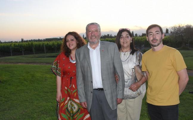 Juan Erice, con su padre Gonzalo y su madre Claudia Rubio y su hermana Victoria.