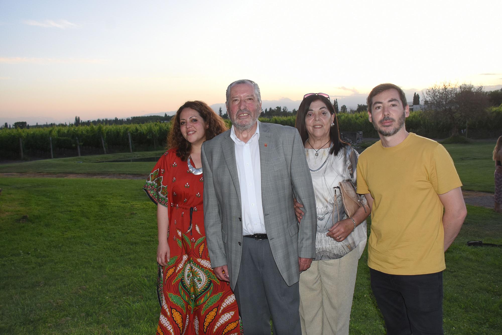 Gonzalo R. Erice y Claudia Rubio, con sus hijos Victoria y Juan, en las Bodegas Belasco de Baquedano.