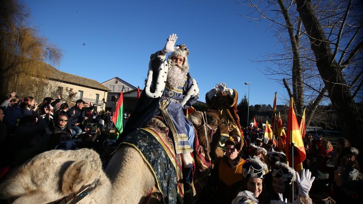 Llegada de los Reyes Magos al puente de la Magdalena.