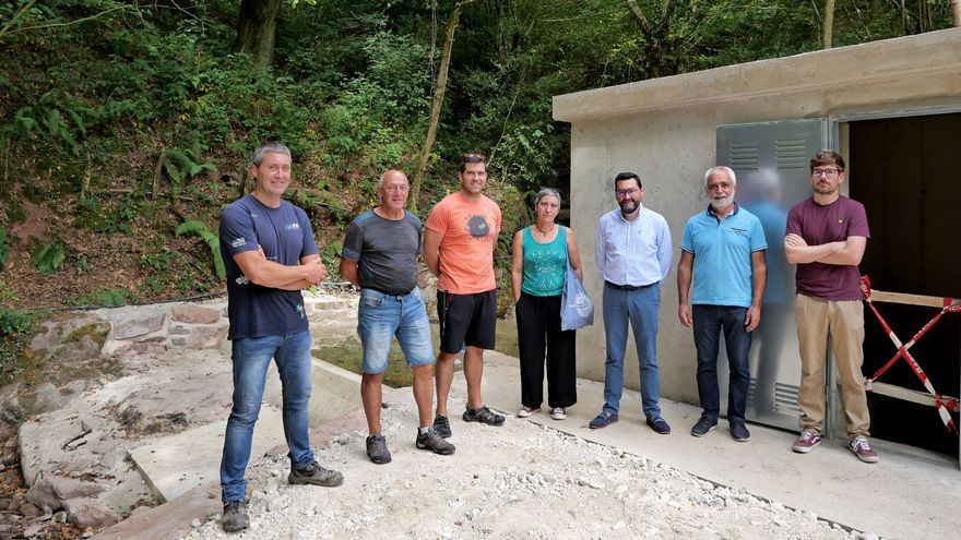 El director general de Administración Local y Despoblación, Jesús Mari Rodríguez, y el presidente de la Mancomunidad de Malerreka, Jon Telletxea, acompañados por los alcaldes de Elgorriaga, Ituren, Doneztebe/Santesteban,