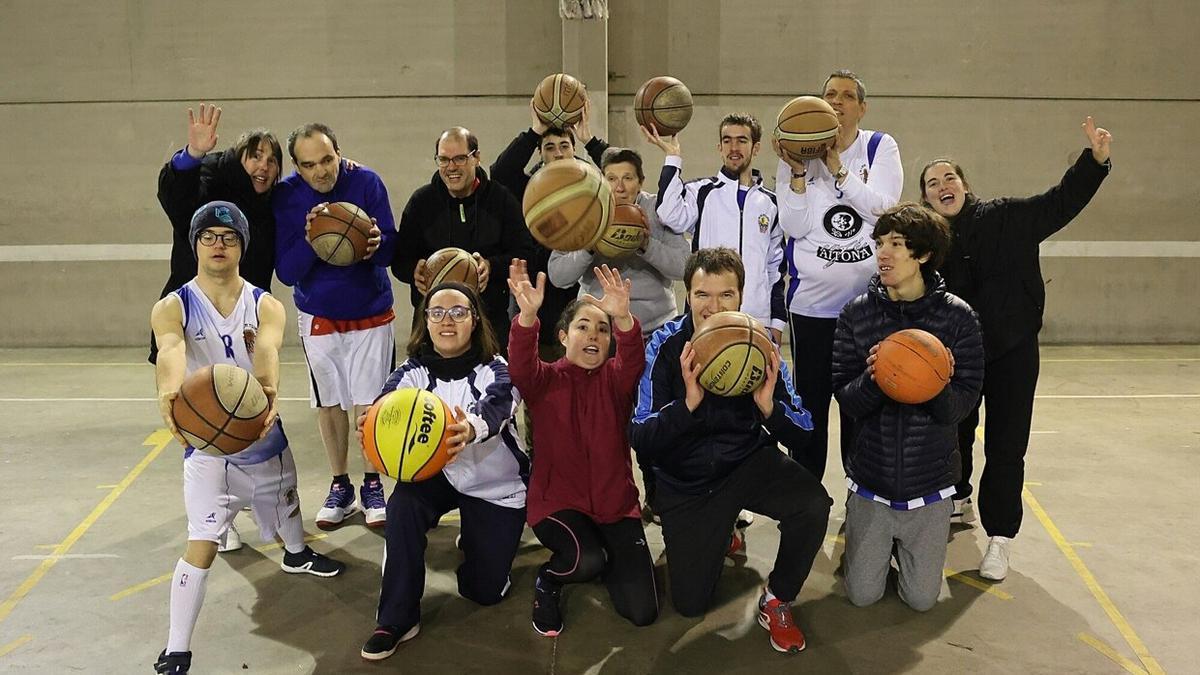 Los jugadores del equipo Saskiamets posan para la foto de grupo.