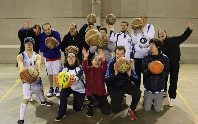 Los jugadores del equipo Saskiamets posan para la foto de grupo.