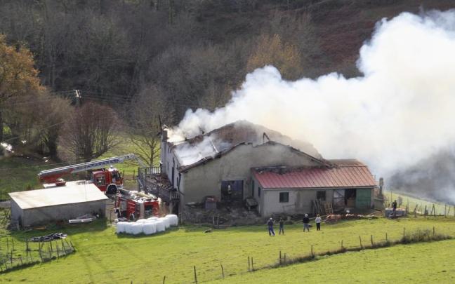 Estado en el que ha quedado el caser&iacute;o calcinado en Elgoibar