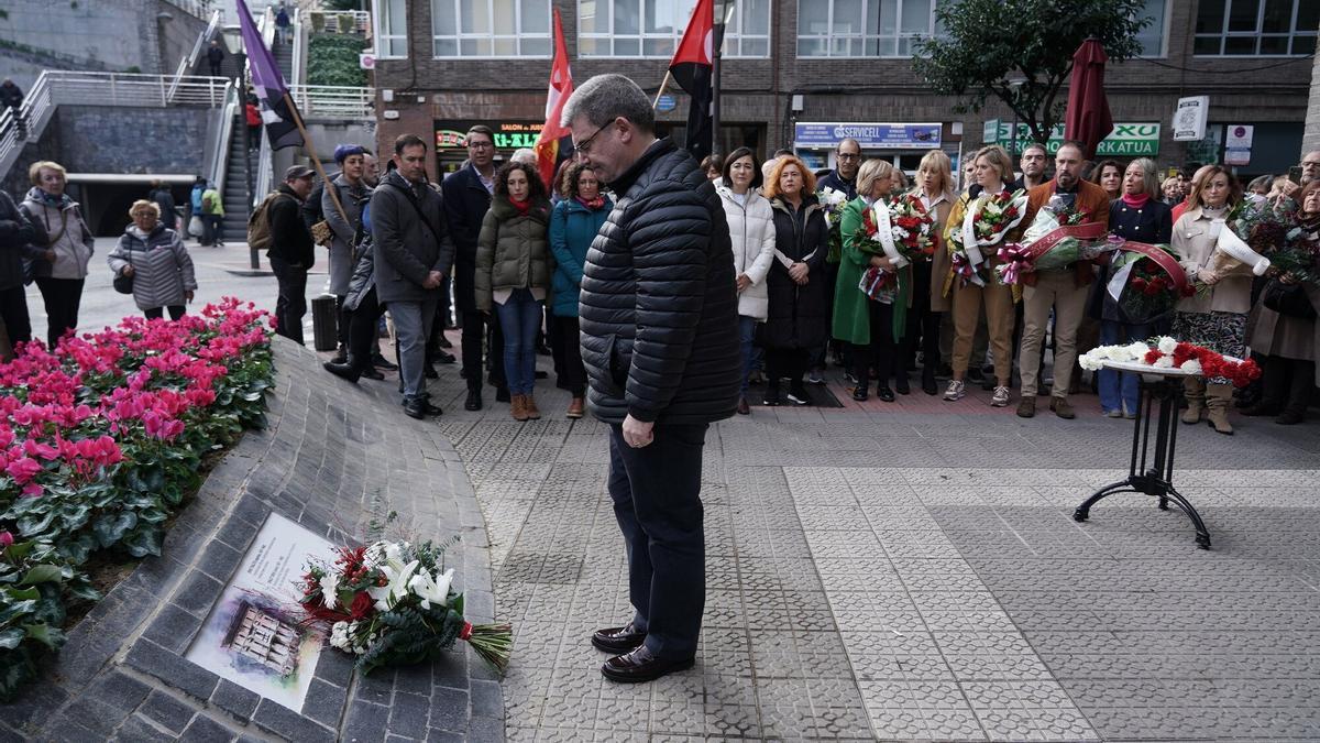 El alcalde de Bilbao, Juan Mari Aburto, frente a la placa en recuerdo de las mujeres represaliadas por el franquismo.