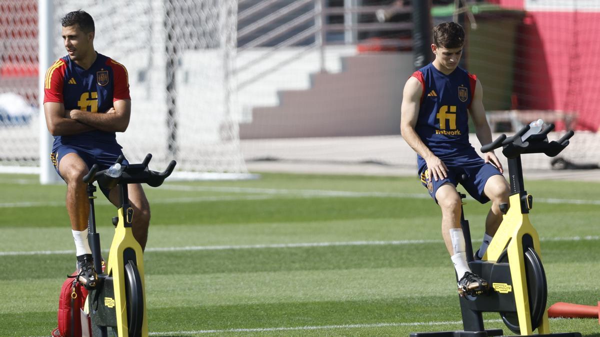 Rodri y Gavi se ejercitan durante la sesión de entrenamiento de este martes.