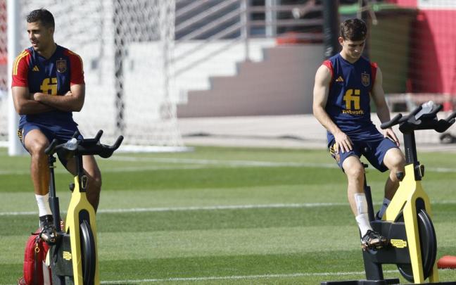 Rodri y Gavi se ejercitan durante la sesión de entrenamiento de este martes.