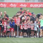 Ander Herrera se toma fotograf&iacute;as con los aficionados del Atheltic que han acudido al entrenamiento de Lezama