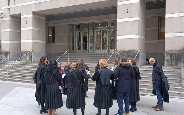 Los Letrados de Justicia se concentran ante la sede del TSJPV de Bilbao. Los Letrados de Justicia se concentran ante la sede del TSJPV de Bilbao.