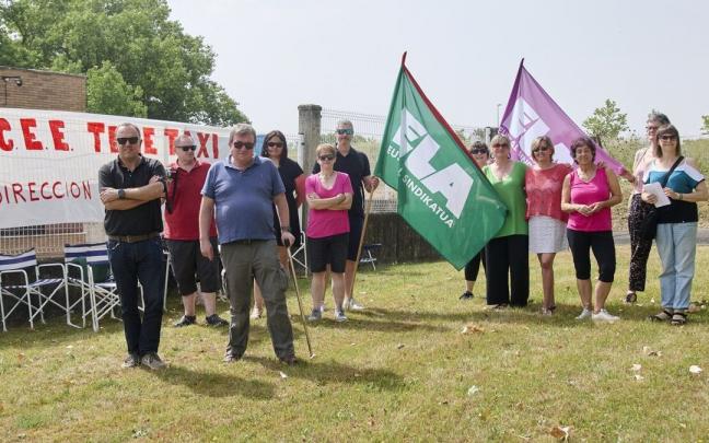 Trabajadores del Centro Especial de Empleo Tele-Taxi secundan una huelga en protesta porque "la direcci&oacute;n no quiere cumplir el acuerdo alcanzado en el convenio".