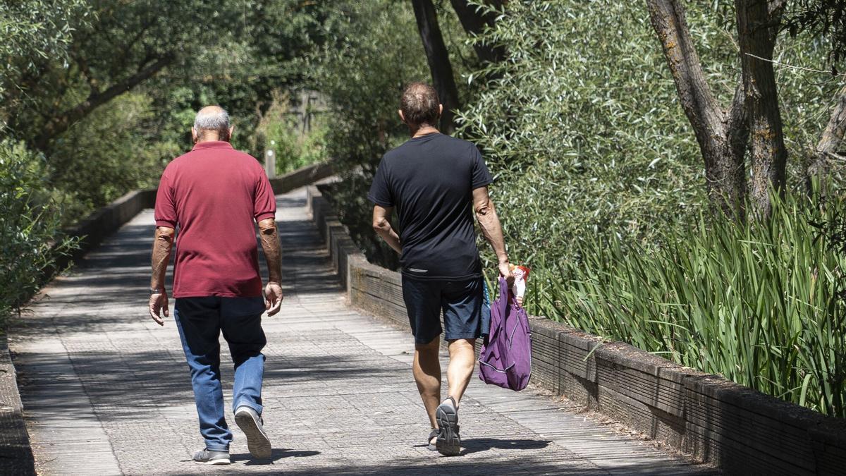 Dos personas paseando por el Anillo Verde de Vitoria