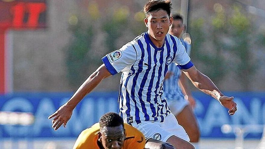 Taichi Hara durante un amistoso en la concentración de Benidorm.