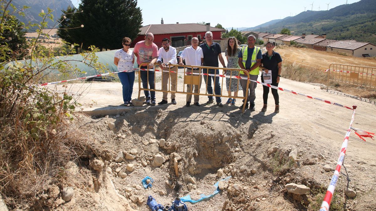 El consejero de Cohesión Territorial, Bernardo Ciriza, el alcalde de Aguilar de Codés, Jesús Ángel Amescua, y el director general de Administración Local y Despoblación, Jesús Mari Rodríguez, acompañados por miembros de la corporación municipal, de la empresa constructora y de la dirección de obra.