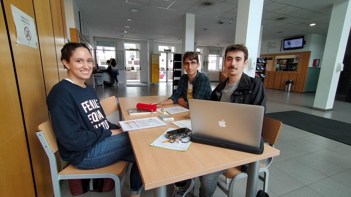 Ana López, Álex Canals y Álvaro Galán, estudiantes de quinto de Medicina, este viernes por la mañana en la Facultad de Enfermería y Medicina de la UPV/EHU, adscrita al Hospital Donostia.