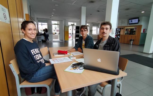 Ana López, Álex Canals y Álvaro Galán, estudiantes de quinto de Medicina, este viernes por la mañana en la Facultad de Enfermería y Medicina de la UPV/EHU, adscrita al Hospital Donostia. Ana López, Álex Canals y Álvaro Galán, estudiantes de quinto de Medicina, este viernes por la mañana en la Facultad de Enfermería y Medicina de la UPV/EHU, adscrita al Hospital Donostia.
